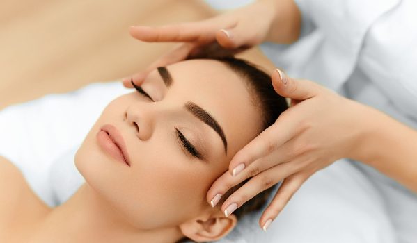 Ausbildung zum/zur Kosmetiker/-in mit Diplom